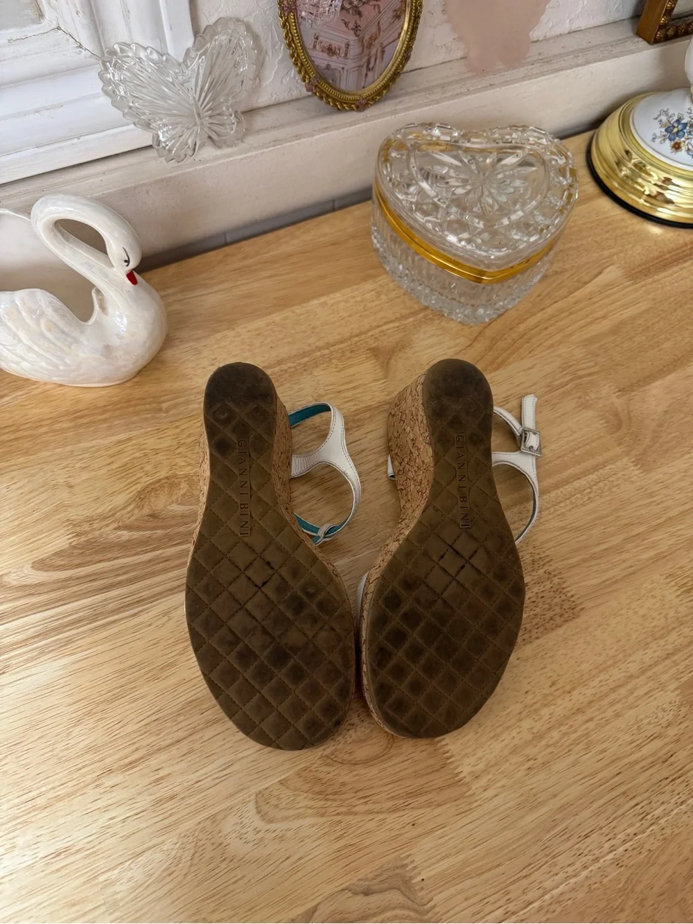 Dreamy Gianni Bini 2000s wedge sandals size 6 sleek strappy silhouette